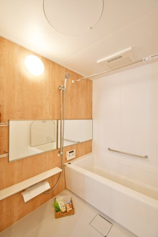 プロムナード大宮春野B-1番館の浴室|シックで上品さを感じるバスルームはまるでホテルのような仕上がり。日常から解放できる癒しの空間となります。木目がアクセントになっております！新品ですのでご入居後から気持ちよく入浴頂けます。