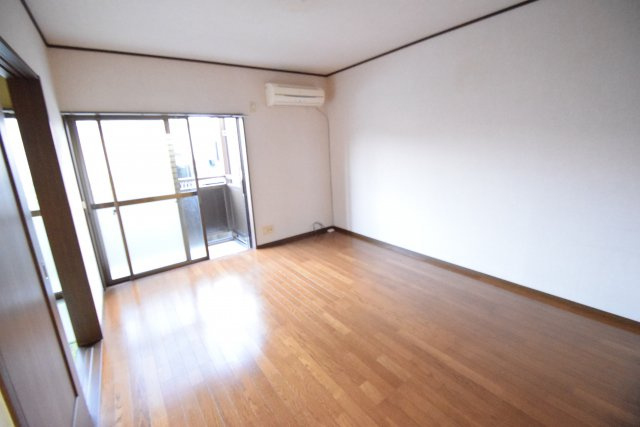 グレイスハイツの居間・リビング|閑静な住宅街です