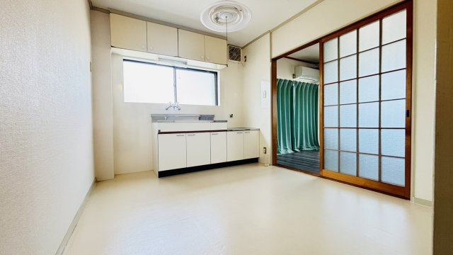 筑紫野市針摺西２丁目のアパートの居間・リビング