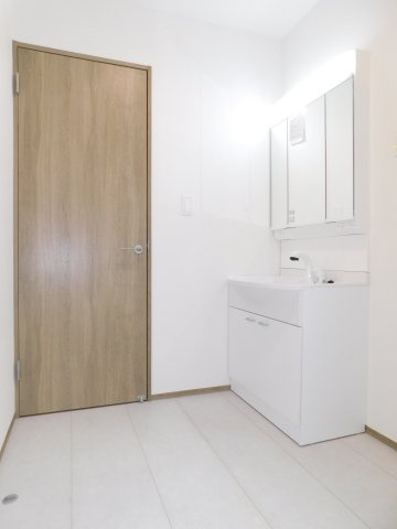 名古屋市港区川間町１丁目の新築一戸建の独立洗面台|◇洗面室◇　　三面鏡シャンプードレッサー　くもり止め仕様