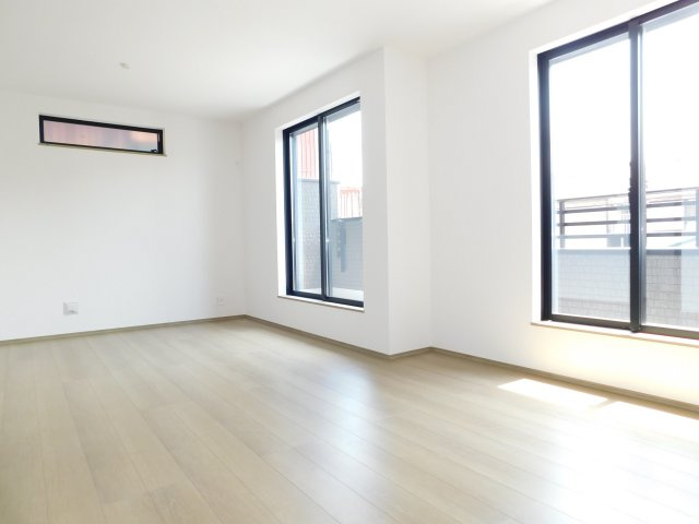 名古屋市港区川間町１丁目の新築一戸建の居間・リビング|◇リビング◇　　南面で明るいリビング約１６．２５帖♪　バルコニー利用可♪