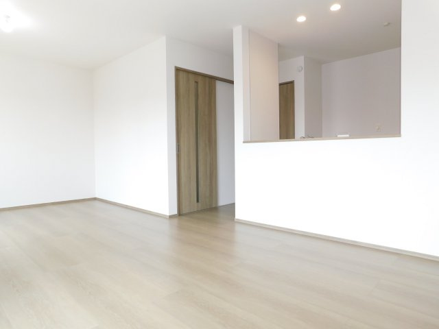 名古屋市港区川間町１丁目の新築一戸建の居間・リビング|◇リビング◇　　南面で明るいリビング約１６．２５帖　キッチン横に収納完備！