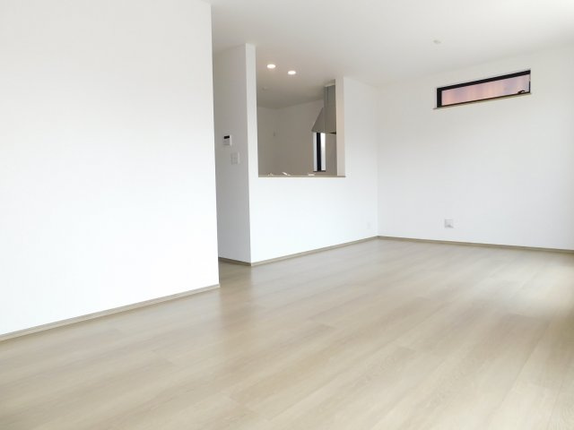 名古屋市港区川間町１丁目の新築一戸建の居間・リビング|◇リビング◇　　南面で明るいリビング約１６．２５帖　会話が弾む対面キッチン♪