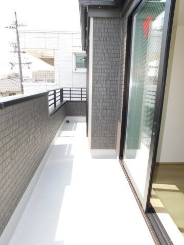 名古屋市港区川間町１丁目の新築一戸建のバルコニー|◇３階バルコニー◇　　　南面で陽当り良好なワイドバルコニー！　洋室２部屋から出入りできます♪