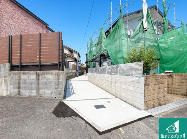 堺市東区高松　第5期　新築一戸建ての前面道路含む現地写真|周辺は閑静な住宅街！前面道路広々で車の出し入れも便利です。駐車が苦手な方でも安心して車庫入れできます！