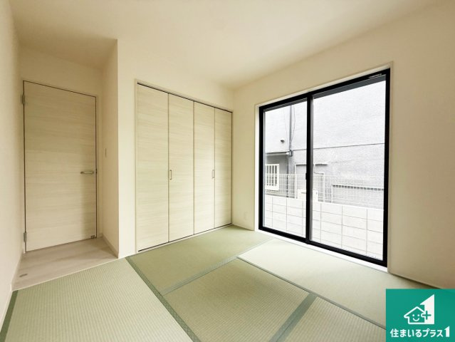 堺市東区高松　第5期　新築一戸建ての和室|一室あると便利な和室は客間としてだけでなく、小さなお子様のプレイルームや食後のくつろぎスペースとしてもご利用いただけます。収納もついていますので大活躍間違いなし！