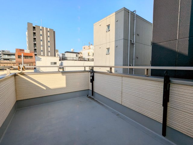 台東区竜泉３丁目の戸建のバルコニー|～広々ルーフバルコニー写真～ 開放感があります！