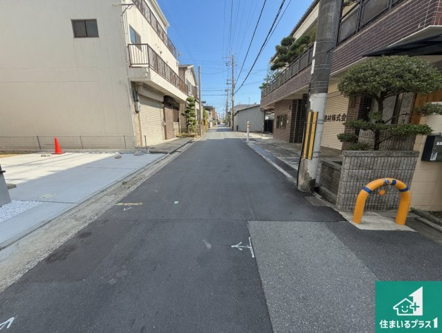 羽曳野市恵我之荘　新築一戸建ての前面道路含む現地写真|周辺は閑静な住宅街！前面道路広々で車の出し入れも便利です。駐車が苦手な方でも安心して車庫入れできます！