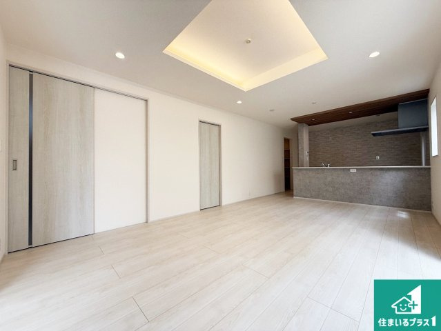 羽曳野市恵我之荘　新築一戸建ての居間・リビング|日当たり良好の明るいリビングで朝の目覚めもスッキリできそう！対面キッチンでご家族のコミュニケーションも自然と増える設計！小さなお子様が遊ぶスペースを作っても広々とくつろげるLDK！