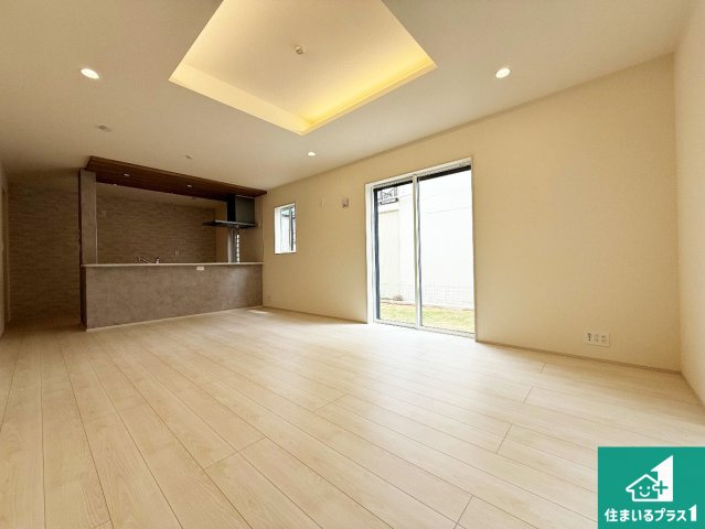 羽曳野市恵我之荘　新築一戸建ての居間・リビング|日当たり良好の明るいリビングで朝の目覚めもスッキリできそう！対面キッチンでご家族のコミュニケーションも自然と増える設計！小さなお子様が遊ぶスペースを作っても広々とくつろげるLDK！