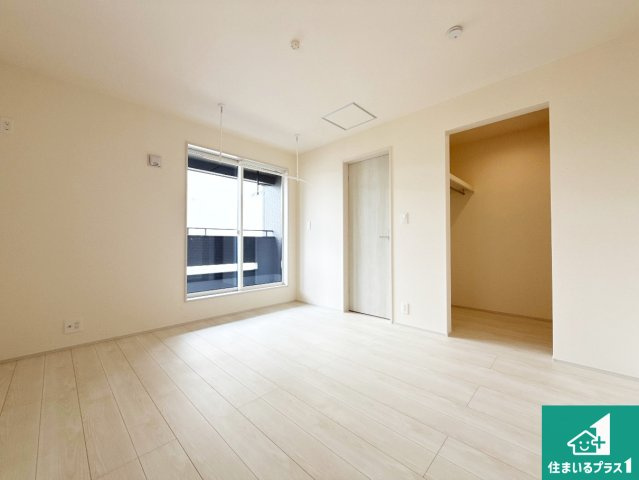 羽曳野市恵我之荘　新築一戸建ての洋室|シンプルな洋室は、自分好みのインテリアが楽しめます♪ご家族とインテリアや家具を選びに行くのは物件購入時の醍醐味の一つです。ぜひお楽しみください♪