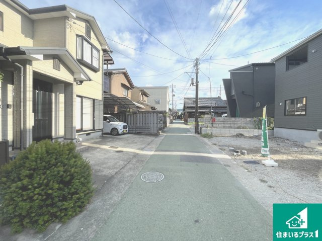 ★亀岡市柳町　第1期　新築一戸建ての前面道路含む現地写真|周辺は閑静な住宅街！前面道路広々で車の出し入れも便利です。駐車が苦手な方でも安心して車庫入れできます！