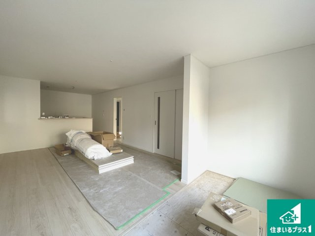 ★亀岡市柳町　第1期　新築一戸建ての居間・リビング|シンプルなリビングは、観葉植物等のインテリアを楽しめますね！パパ好みにも、ママ好みにも家具次第で雰囲気を変えることができます！