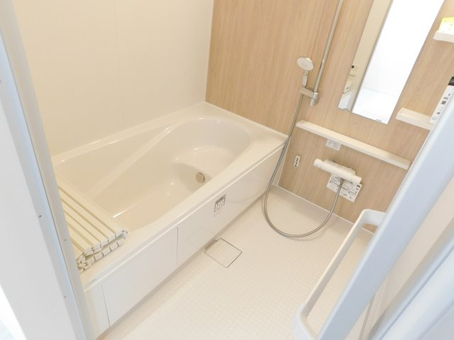 名古屋市北区成願寺１丁目の新築一戸建の浴室|◇浴室◇　　システムバス（ＬＩＸＩＬ）・浴室暖房乾燥機・保温浴槽・エコベンチ浴槽・追い焚き機能・スライドバーシャワー・キレイサーモフロア・オートバス・バリアフリーバス・浴室窓あり