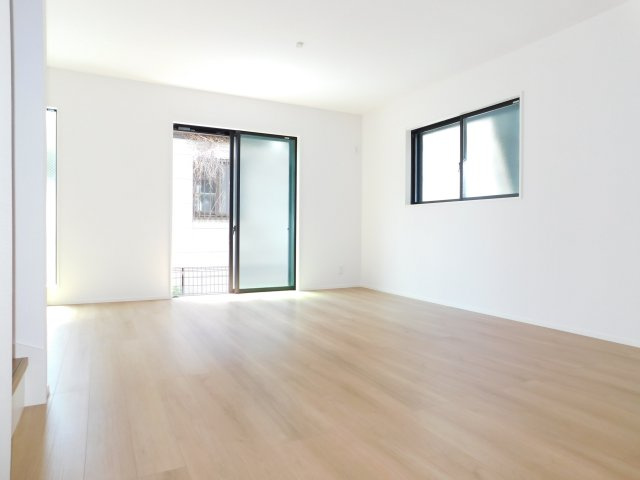 名古屋市北区成願寺１丁目の新築一戸建の居間・リビング|◇リビング◇　　南面を含む２面採光で明るく広いリビング１８．７帖　インテリアが映える明るいリビング♪