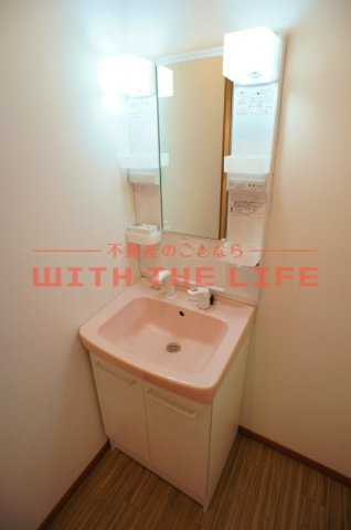 しおん【キャッシュバック対象物件】の独立洗面台|朝の身支度には欠かせない独立洗面化粧台※現状優先