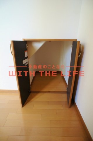 しおん【キャッシュバック対象物件】の収納|便利な収納スペースです※現状優先