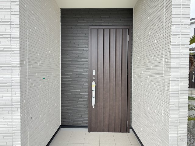 宜野湾市嘉数（全8棟）ABCEGH号棟の玄関|※同仕様写真です