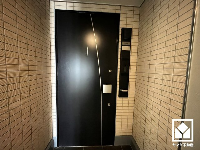 さきタワー・サンクタス尼崎駅前の玄関|突然の来訪時にも防犯面で心強いモニター付きインターホンを設置。お留守番中のお子様も、室内からスムーズに相手の確認ができます。