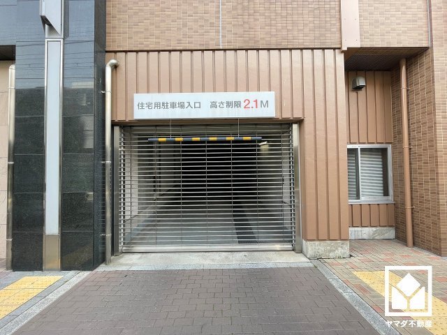 さきタワー・サンクタス尼崎駅前の駐車場|タワー内2～4階に自走式駐車場を設置（月額：軽12,000円、中型18,000円、大型23,000円）。出入口はグリルシャッター付き。空き状況等の詳細は弊社スタッフまでお気軽にお問い合わせください。