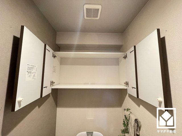 さきタワー・サンクタス尼崎駅前の収納|トイレットペーパーのストックや消耗品置き場などとしてお使いいただける吊戸棚がございます。