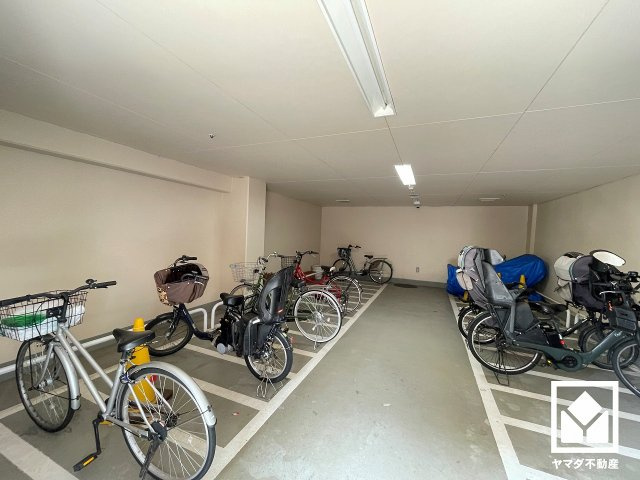 さきタワー・サンクタス尼崎駅前の駐輪場|地下1階に駐輪場を設置（月額100円～200円）。バイク置き場もございます（月額：ミニバイク2,000円、バイク3,000円）。空き状況等の詳細は弊社スタッフまでお気軽にお問い合わせください。