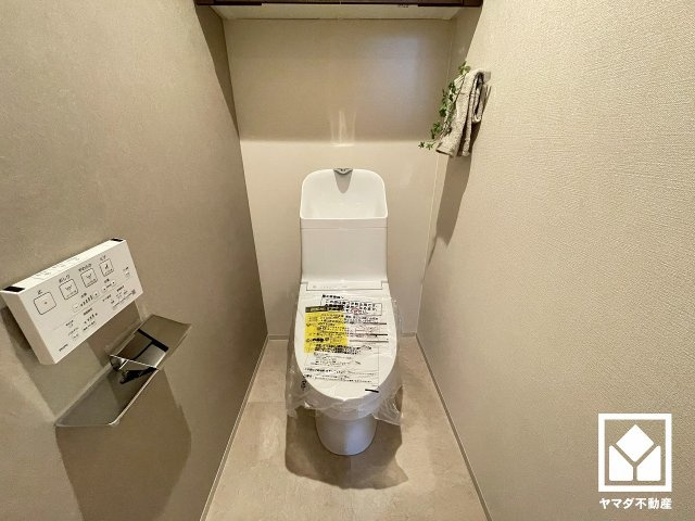 さきタワー・サンクタス尼崎駅前のトイレ|明るく清潔感溢れるトイレです。温水洗浄便座付きで、季節を問わずいつでも温かい便座をお使いいただけます。