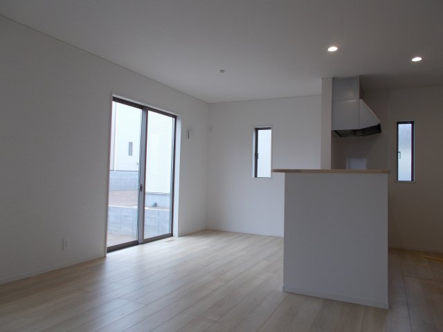 クレイドルガーデン前橋市堀之下町第１　4号棟の居間・リビング|【イメージ画像】カウンターキッチンなのでお料理をしながら会話もできます。
夕食の支度をしながら、お子様の様子も見られて自然と会話も増えますよ♪