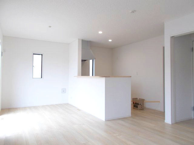 クレイドルガーデン前橋市堀之下町第１　4号棟の居間・リビング|【イメージ画像】ゆったり過ごせる16帖リビングです
人気の対面式キッチンを配した空間はお好みの家具も合わせやすく、家族がくつろぐ快適な空間造りをサポート。窓からは明るい陽光が差し込みます。