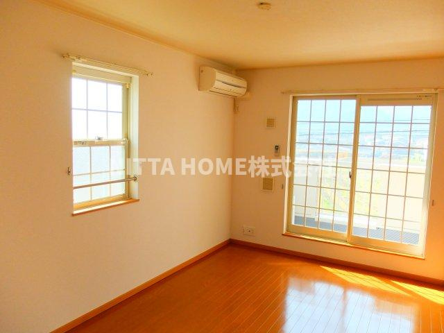 ベェル　ヴェルの居間・リビング|リビングに小窓が付いており風通しも良いです◎