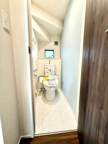 リーブルガーデンうるま市前原・６号棟のその他|１階トイレ・換気窓＆手すり付き／洗浄便座