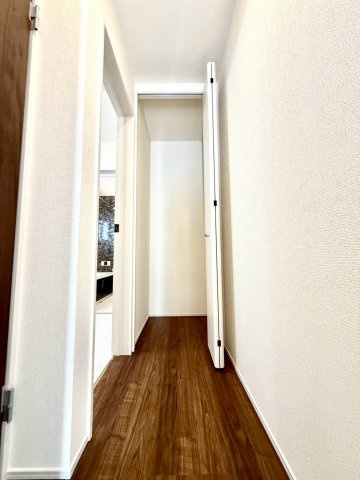 リーブルガーデンうるま市前原・６号棟の玄関|１階廊下には、用途多彩なクローゼット収納を設置