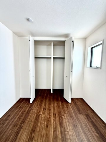 リーブルガーデンうるま市前原・６号棟の収納|二面採光の２階洋室６帖・クローゼット収納付き