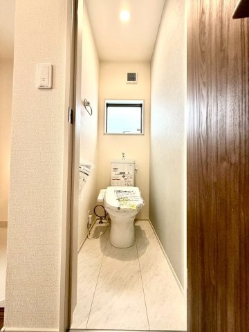 リーブルガーデンうるま市前原・６号棟のその他|２階トイレ・換気窓＆手すり付き／洗浄便座