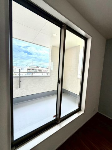 リーブルガーデンうるま市前原・６号棟のその他|２階主寝室7.5帖から出入りできる、用途多彩なインナーバルコニー