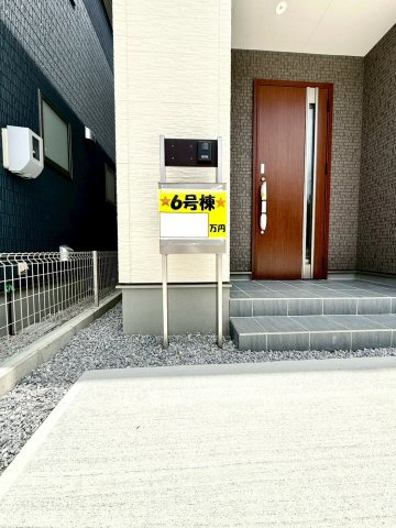 リーブルガーデンうるま市前原・６号棟のその他共用部分|置き配スペースも確保できる屋根付きの玄関ポーチ／TVモニター付きインターフォンで防犯対策も◎