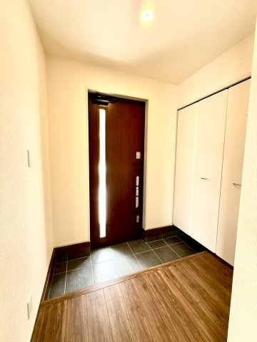 リーブルガーデンうるま市前原・６号棟の洋室|スッキリ玄関も実現可能！嬉しい玄関収納付き！