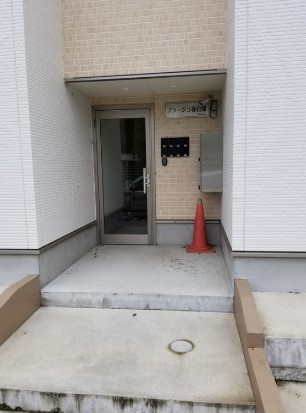 プラージュ春日部のエントランス