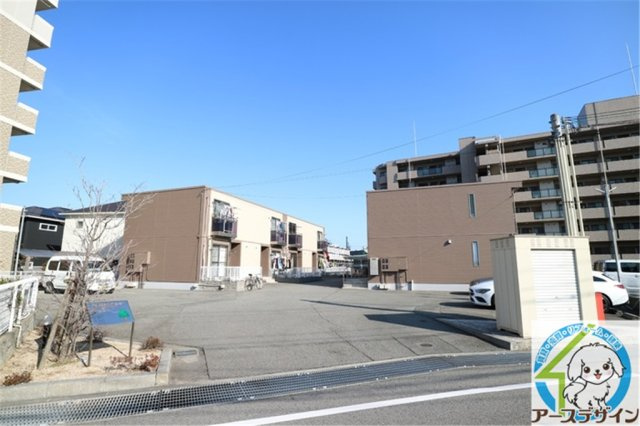 コルナスコートA棟の駐車場