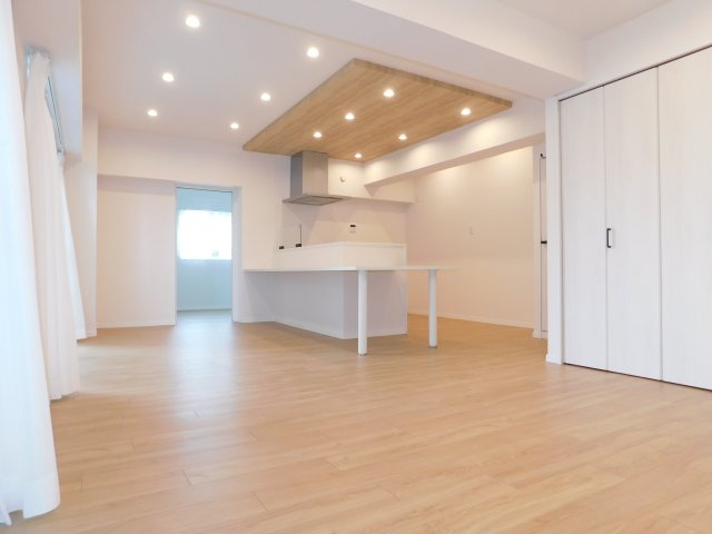 名古屋市瑞穂区瑞穂通５丁目の中古マンションの居間・リビング|◇リビング◇　　南面で明るいリビング約１８．２帖　リビング横を洋室に変更可♪　（２０２６年３月リフォーム済）
