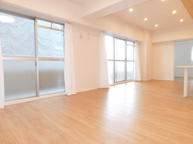 名古屋市瑞穂区瑞穂通５丁目の中古マンションの居間・リビング|◇リビング◇　　南面で明るいリビング約１８．２帖　ワイドバルコニー付きで開放感のあるリビング♪　（２０２６年３月リフォーム済）