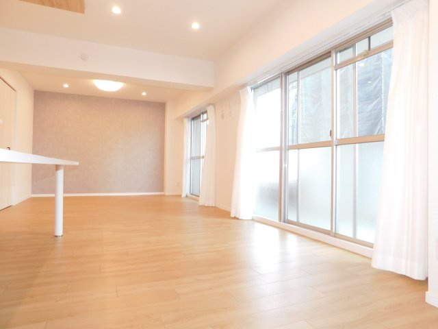 名古屋市瑞穂区瑞穂通５丁目の中古マンションの居間・リビング|◇リビング◇　　南面で明るいリビング約１８．２帖　リビングが見渡せる対面キッチン♪　（２０２６年３月リフォーム済）
