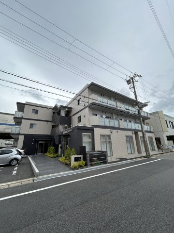 レジス城の堀の外観|落ち着いた雰囲気の外観です