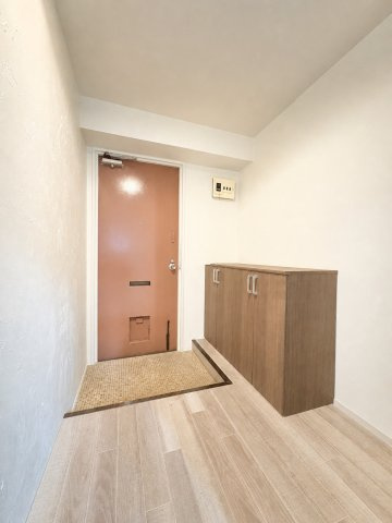 明るい色調のフローリングが広がる玄関。※現地の撮影写真を基にCG加工編集を行っております。