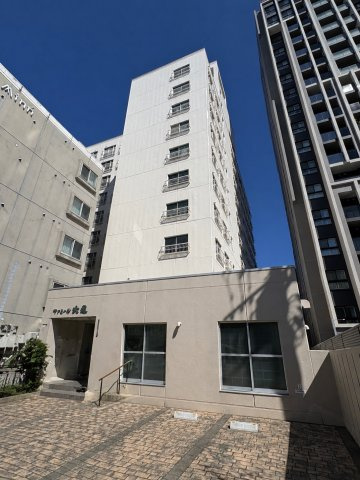 地下鉄「西18丁目」駅より徒歩1分の好立地 。白を基調とした清潔感のある10階建てマンションです 。