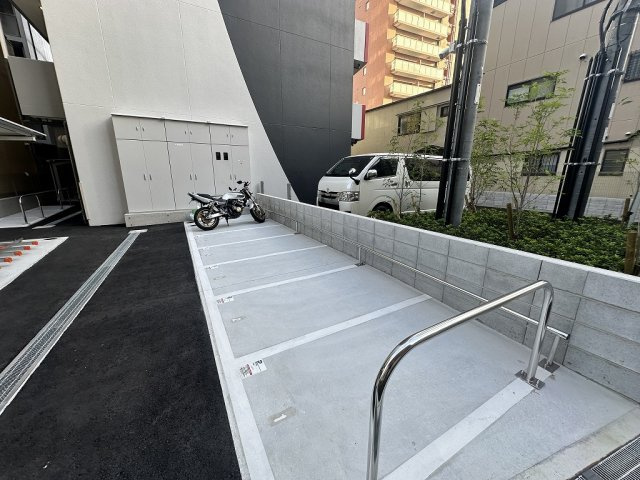 セレニテ阿波座ミラクの駐車場