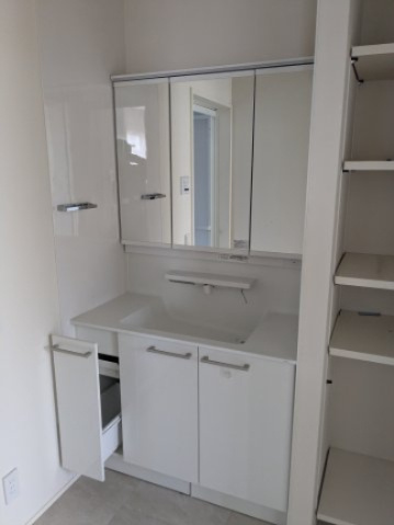 中古戸建　箕郷町生原の独立洗面台|大き目の三面鏡付独立洗面台です。