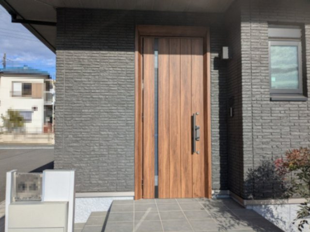 中古戸建　箕郷町生原の玄関|木目がおしゃれな玄関です。