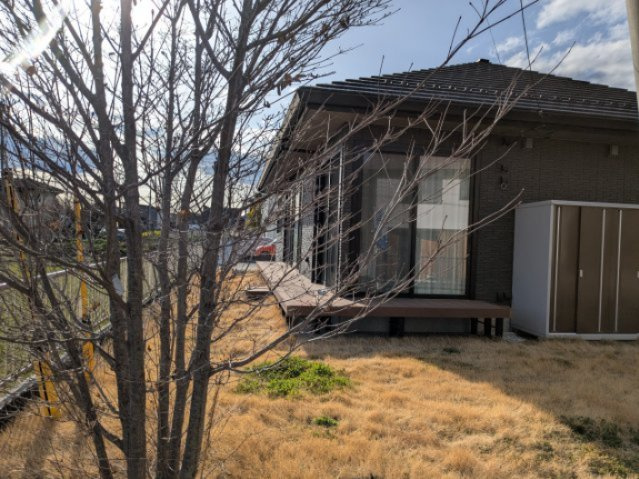 中古戸建　箕郷町生原の庭|天気の良い日にはウッドデッキでくつろぎのひと時。