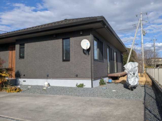 中古戸建　箕郷町生原のバルコニー|リビングを囲むようにウッドデッキ風のテラス。